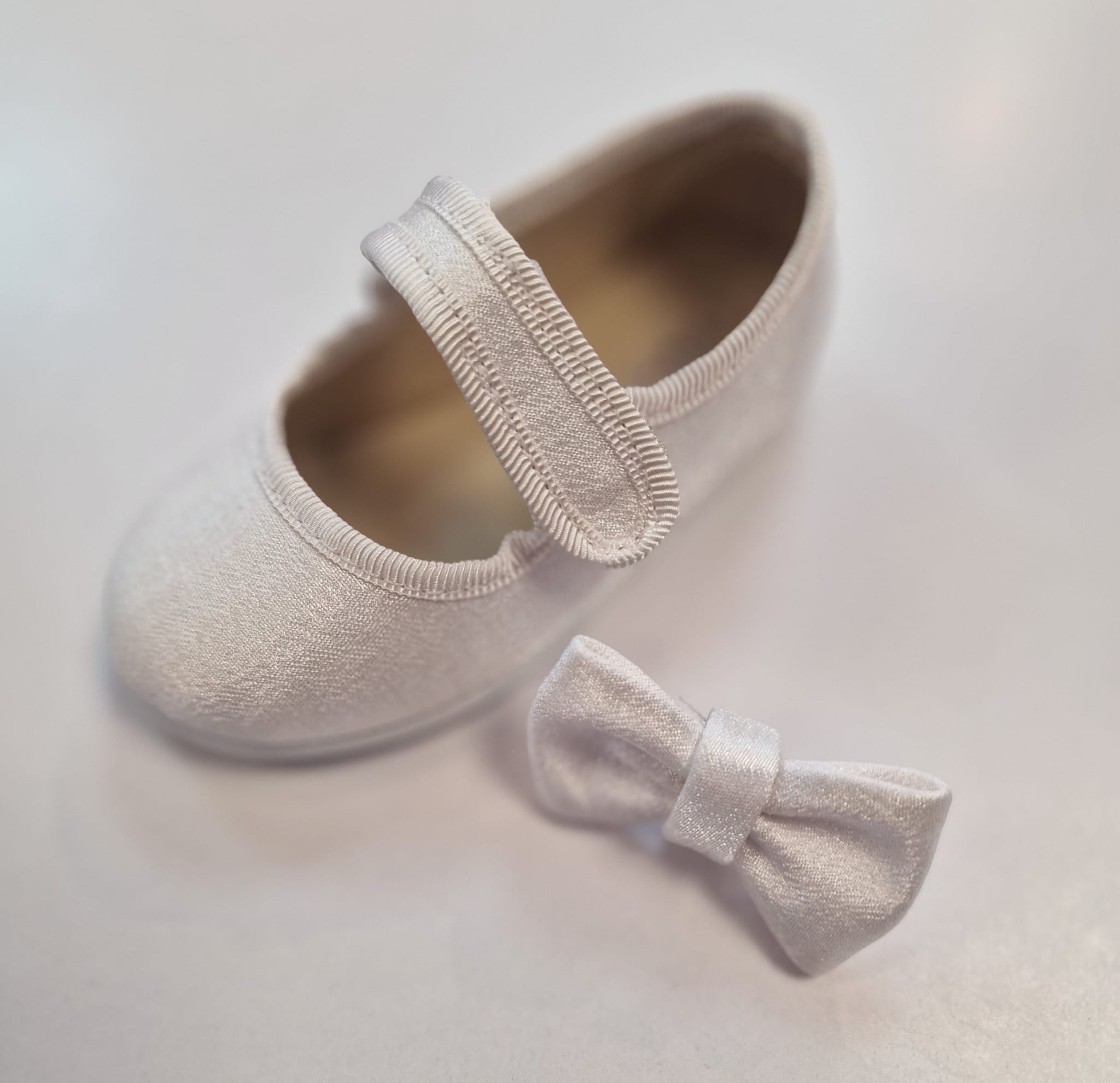 Mercedita lino brillo blanca Royale detalle lazo - Imagen 2