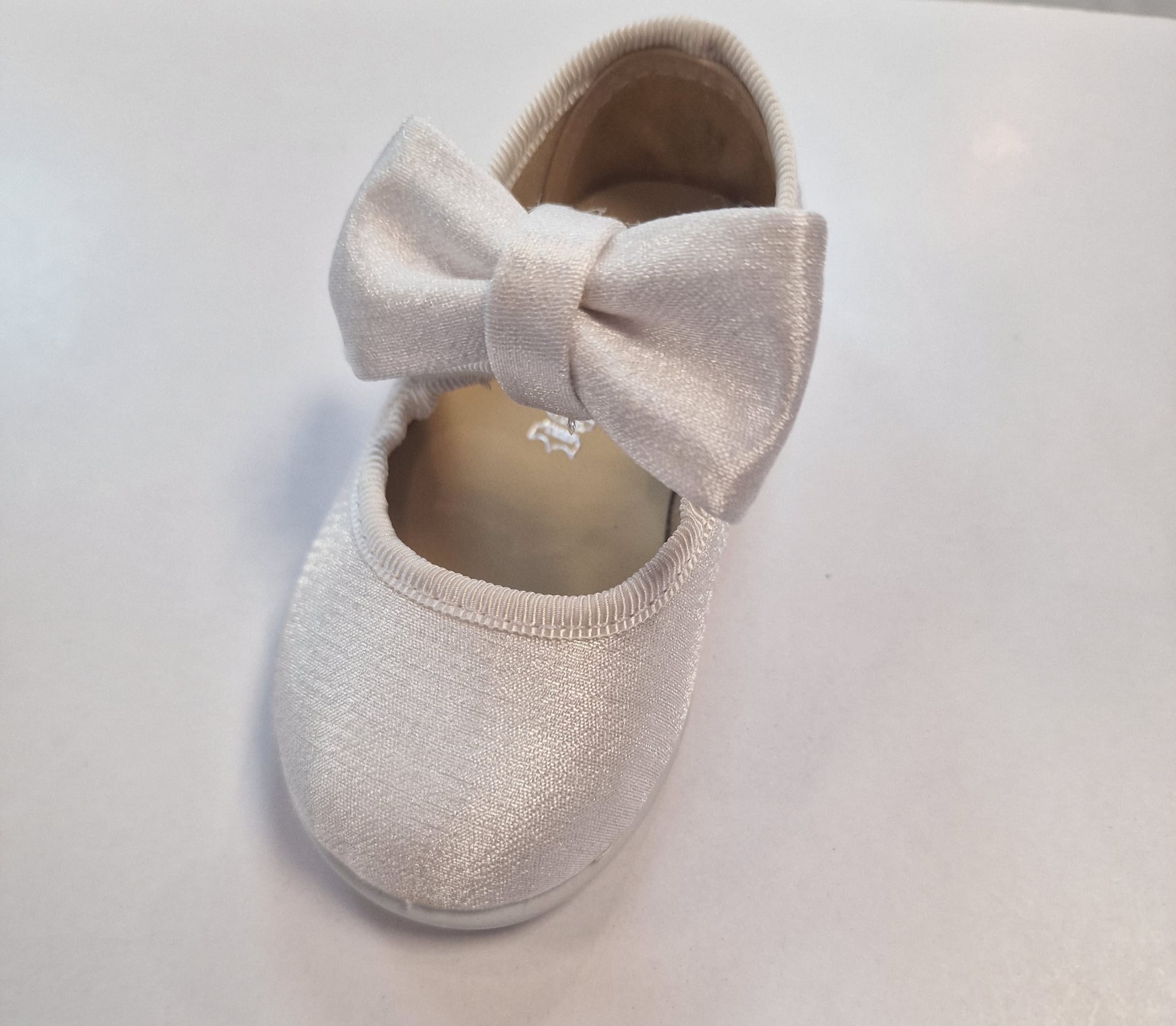 Mercedita lino brillo blanca Royale detalle lazo