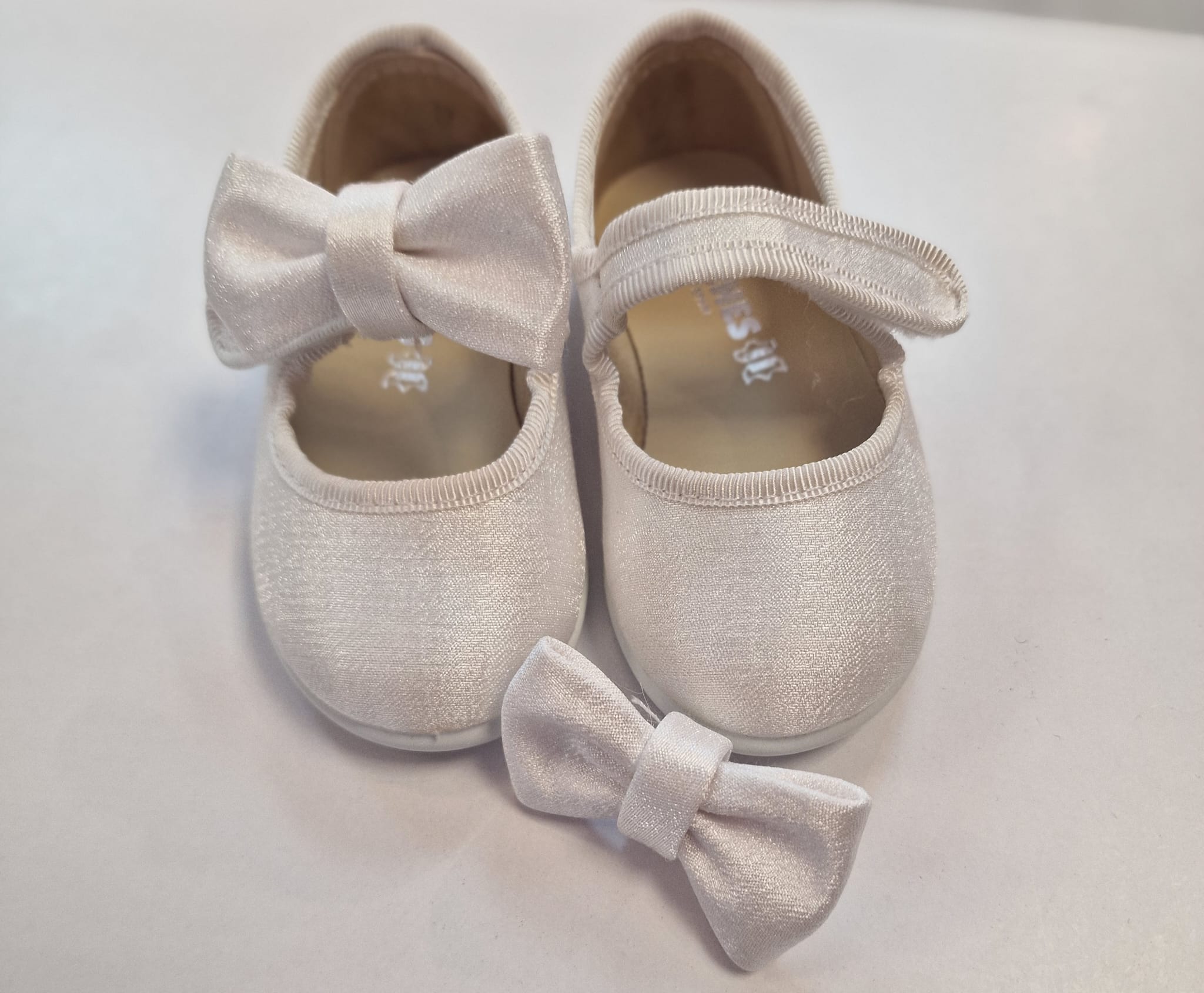 Mercedita lino brillo blanca Royale detalle lazo - Imagen 4