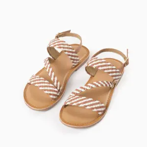 Sandalias nina trenzadas marron blanco hebilla suela plana