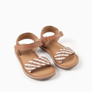 Sandalias nina trenzadas marron blanco velcro suela plana