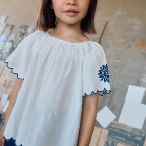 Blusa para niña, beige claro con detalles en azul _26024