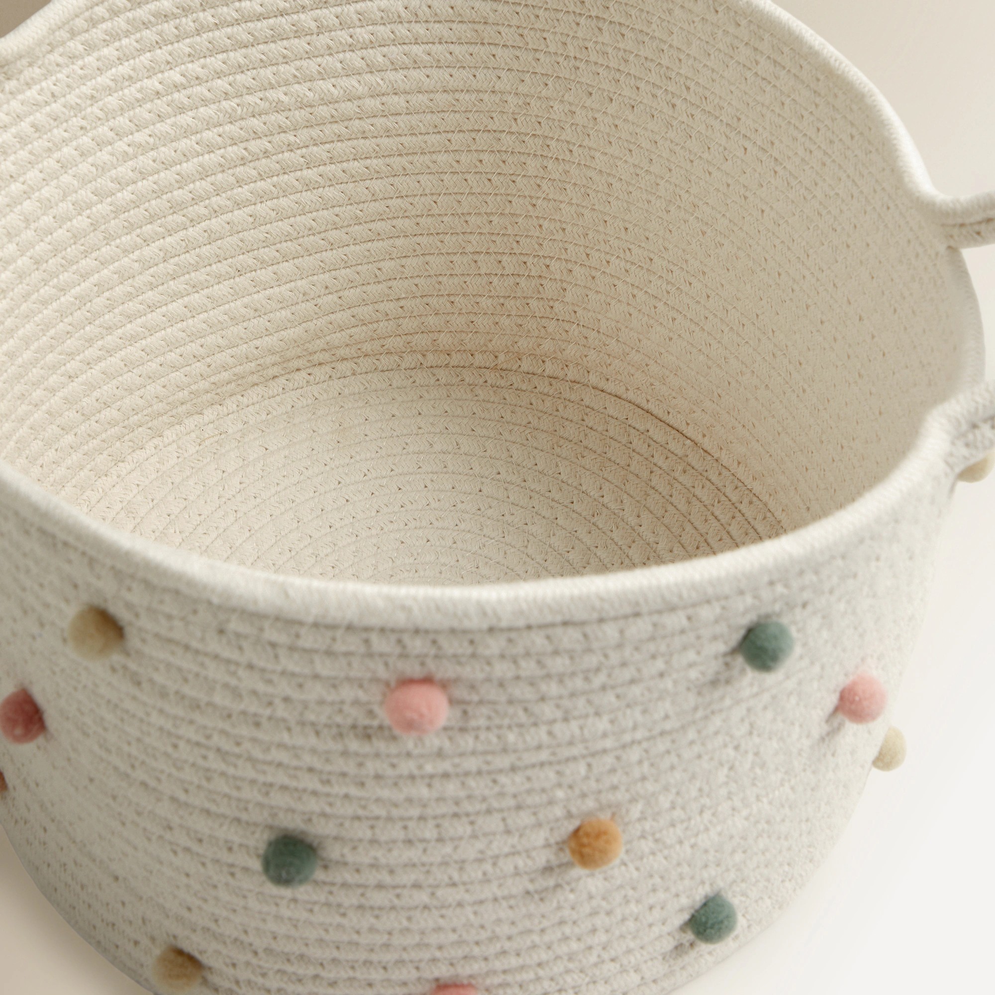 Cesta organizadora infantil cuerda pompones colores pastel blanco