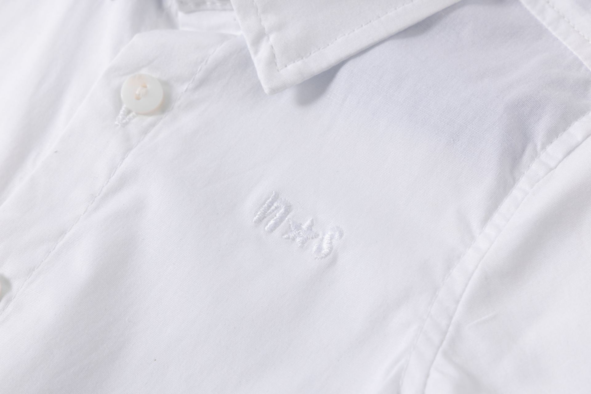 Camisa bebé niño manga larga blanca cuello picos bordado al tono delantero logo M&S trabilla manga algodón elastano
