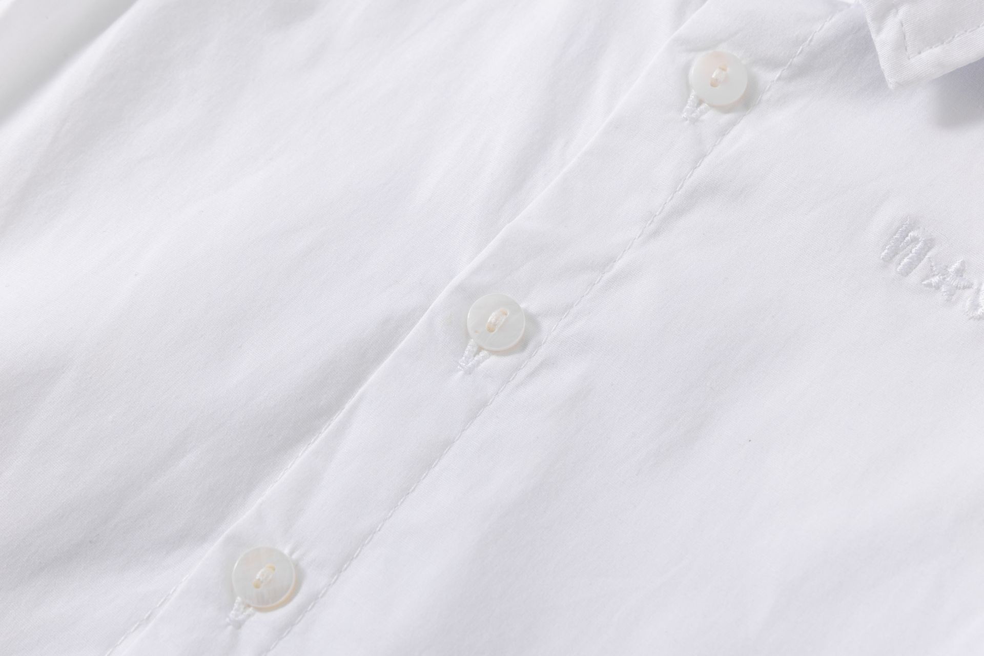Camisa bebé niño manga larga blanca cuello picos bordado al tono delantero logo M&S trabilla manga algodón elastano