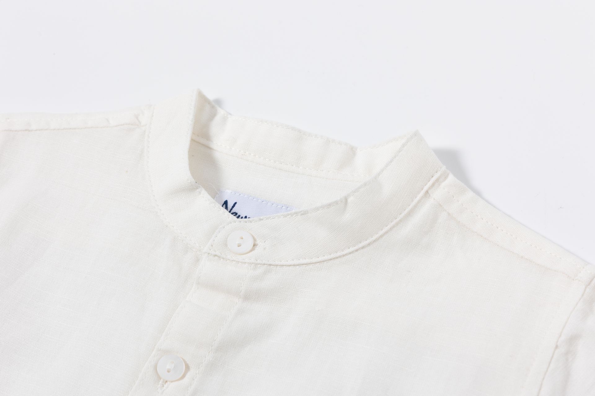 Camisa niño manga larga blanco roto cuello Mao bordado al tono delantero trabilla manga