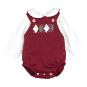 Conjunto peto niño Calamaro Cangas blusa blanca roto cuello volante fruncido ribete granate peto punto granate oscuro bordado rombos blanco verde grisaceo botones madera