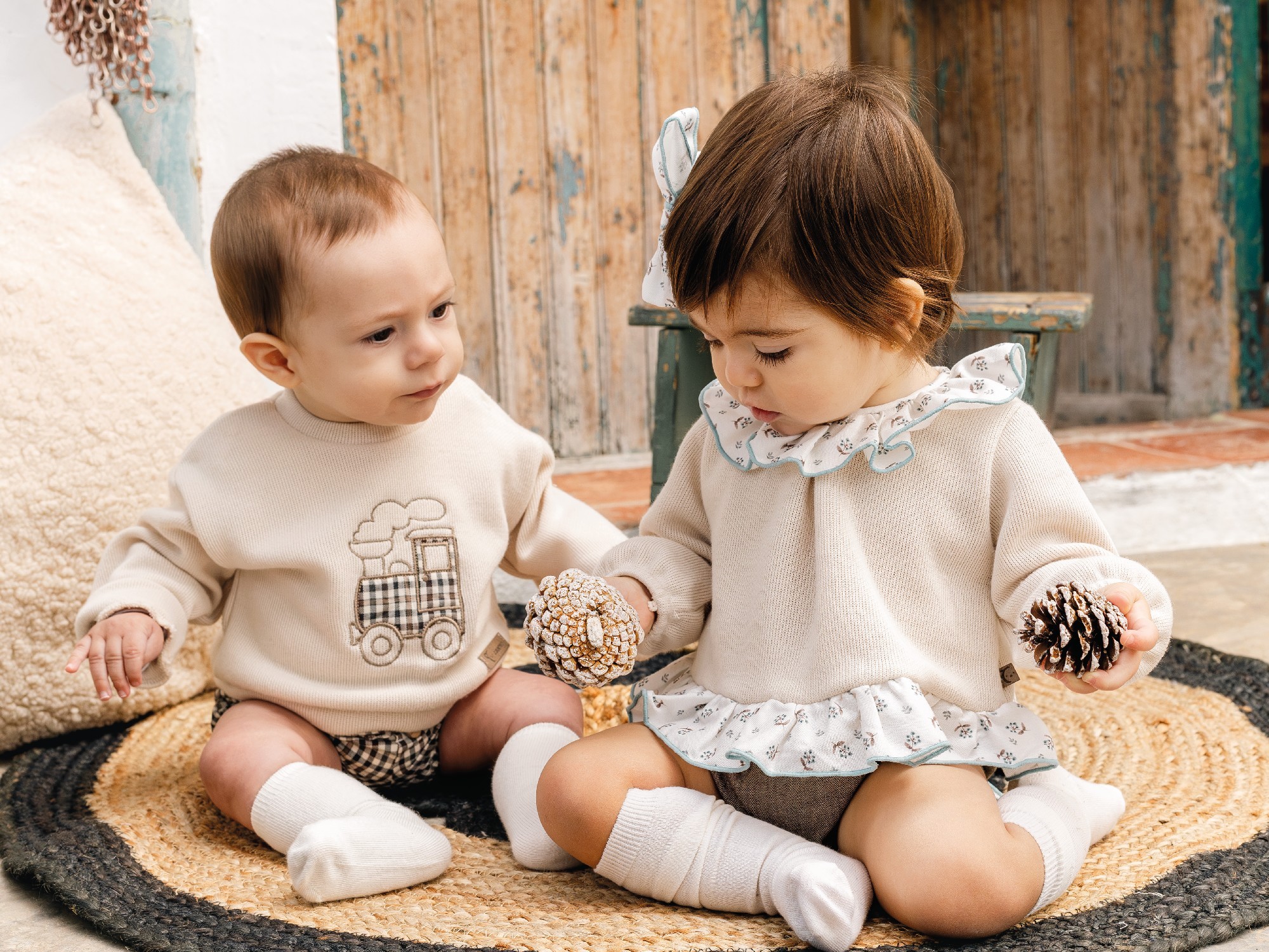 Conjunto pololo bebe Calamaro Borden punto crudo blusa flores azul marron ribete azul claro pololo espiga marron 1 mes Conjunto pololo bebe Calamaro Borden punto crudo blusa flores azul marron ribete azul claro pololo espiga marron 1 mes