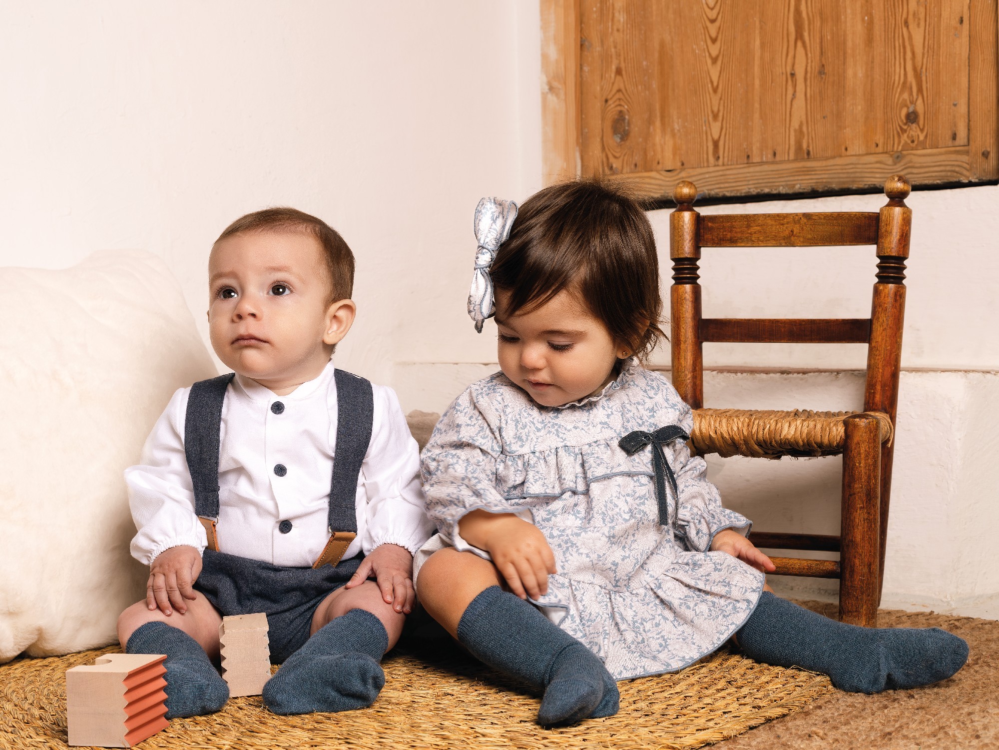 Conjunto pololo bebe Calamaro camisa blanca cuello redondo botones azules pololo azul marino denim pliegues tirantes anchos piel sintetica camel 6 mese
