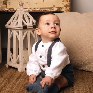 Conjunto pololo bebe Calamaro camisa blanca cuello redondo botones azules pololo azul marino denim pliegues tirantes anchos piel sintetica camel 6 mese