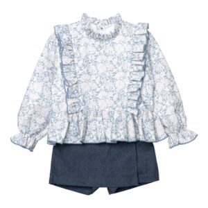 Conjunto falda pantalon nina Calamaro blusa blanca rota estampado floral hojas azul blanco cuello alto volantes ribete azul claro mangas abullonadas falda pantalon azul marino denim