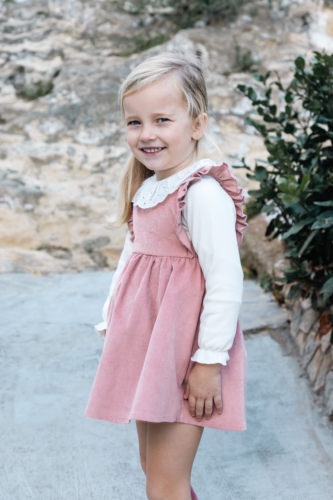 Vestido pichi nina Pampero pana rosa empolvado blusa manga larga blanco roto crema cuello babero bordado plumeti volantes fruncidos hombro
