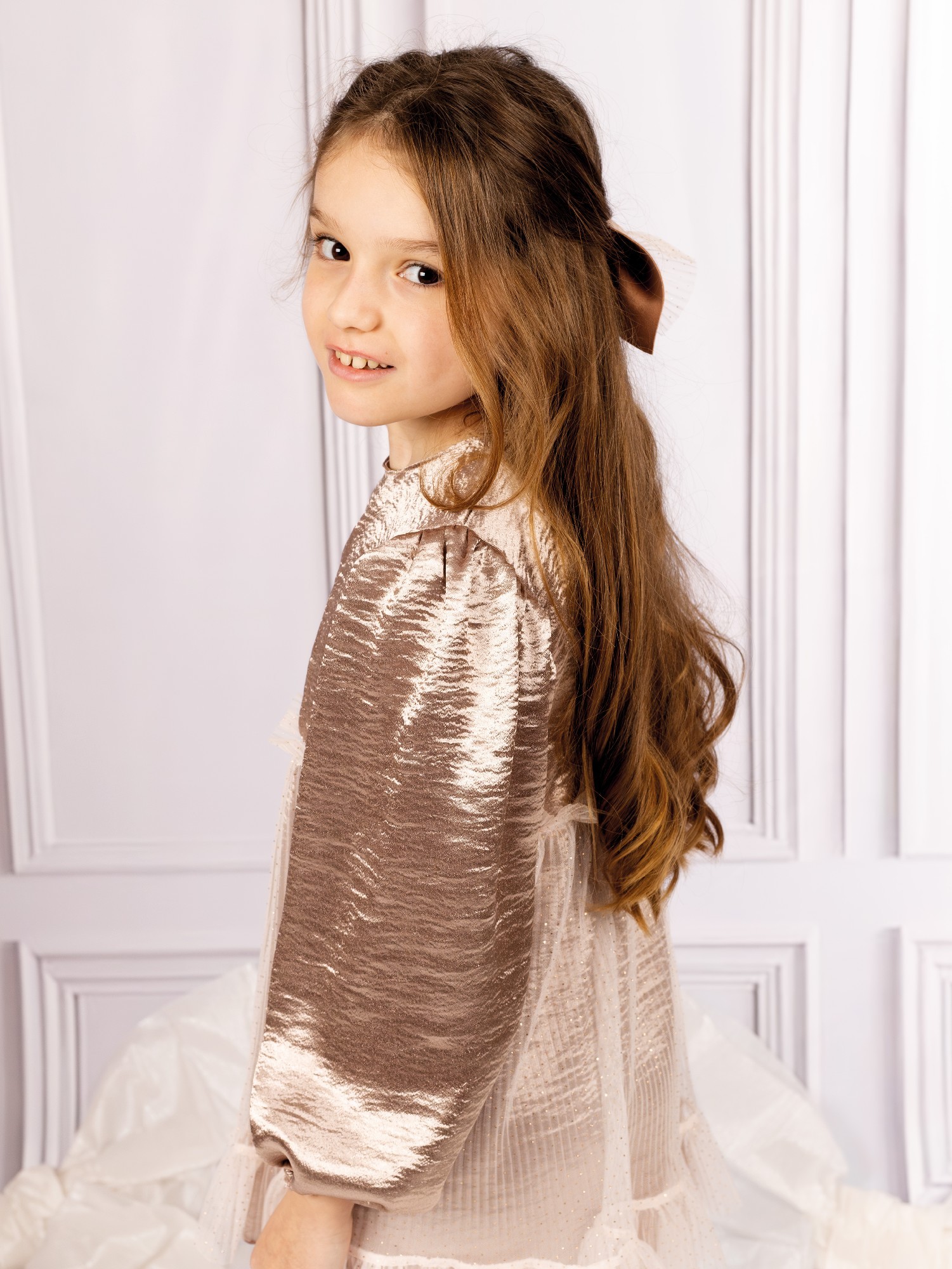 Vestido nina fiesta cuerpo satinado brillante oro rosado bronce mangas abullonadas falda tul purpurina destellos rosa empolvado beige volantes fruncidos lazo a juego