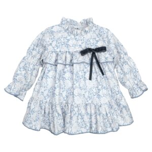 Vestido nina Calamaro Naron blanco roto estampado floral vegetal azul blanco cuello alto volantes lazo terciopelo azul oscuro falda volantes ribete azul mangas abullonada