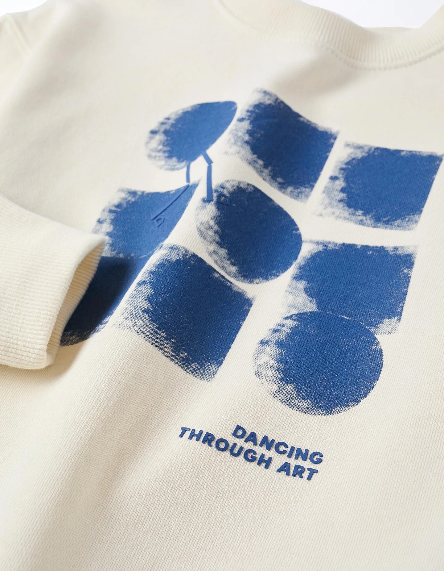 Sudadera niño beige claro 100% algodón estampado abstracto azul Dancing Through Art relieve hombros caidos puños acanalados bajo acanalado