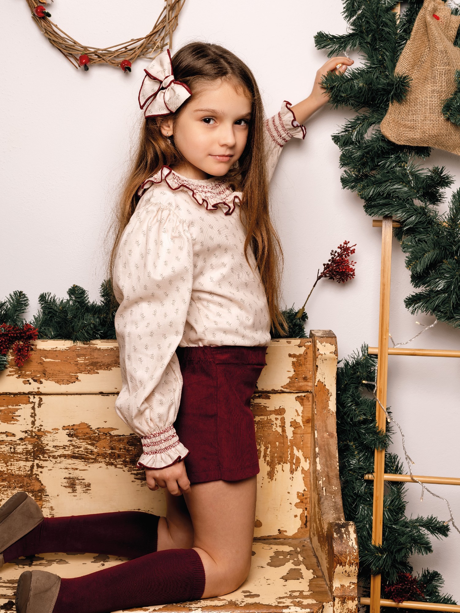 Lazo pelo nina ramitas verdes puntitos rojizos ribete granate complemento vestido conjunto pololo bebe Calamaro Cangas