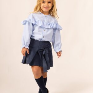 Conjunto nina Calamaro Anemone blusa manga larga azul claro volantes fruncidos botones dorados falda azul marino antelina pana fina lazo decorativo