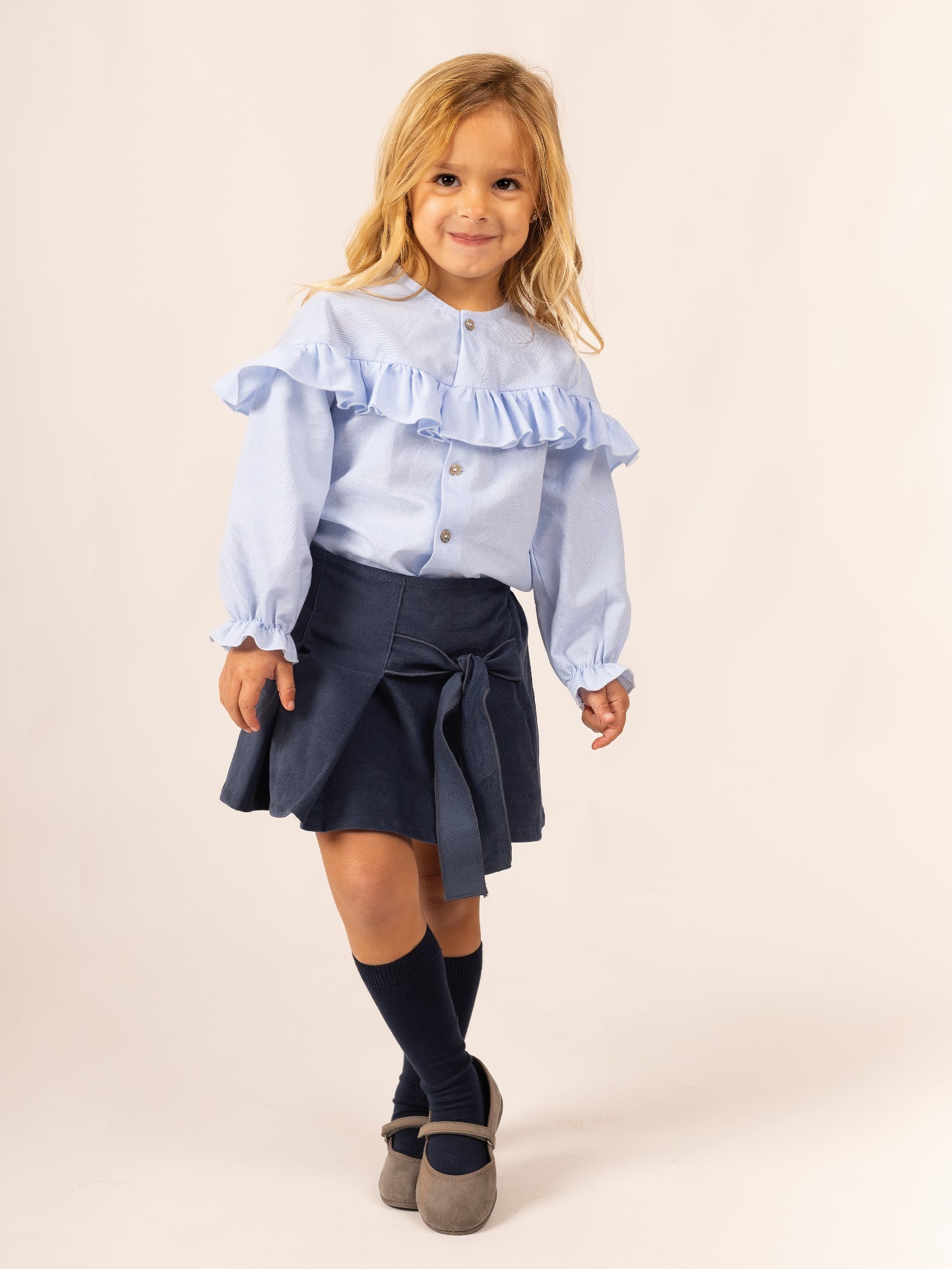 Conjunto nina Calamaro Anemone blusa manga larga azul claro volantes fruncidos botones dorados falda azul marino antelina pana fina lazo decorativo