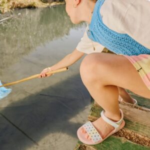 Niña Barefoot