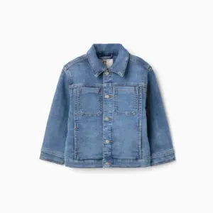 Cazadora vaquera niño Zippy azul clásico mezcla algodón cuello clásico cierre botones metálicos bolsillos solapa pecho bolsillos laterales mangas largas puños abotonados parche cuero polipiel etiqueta interior nombre
