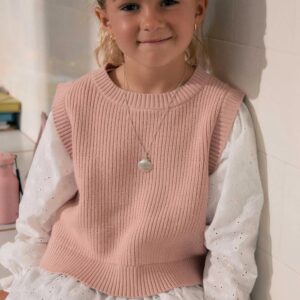 Conjunto niña chaleco punto rosa empolvado blusa blanca broderie mangas largas puños elásticos volante bajo volante fruncido