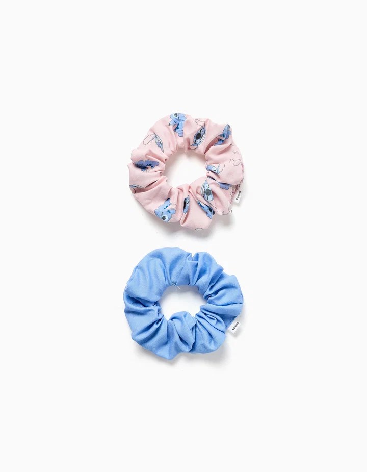 Pack 2 coleteros niña scrunchies tela rosa claro estampado Stitch Disney azul claro liso elástico interior.