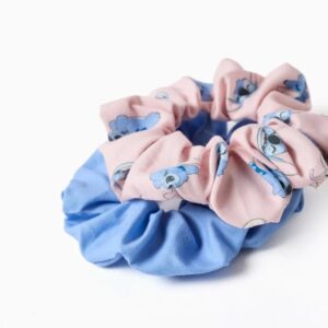 Pack 2 coleteros niña scrunchies tela rosa claro estampado Stitch Disney azul claro liso elástico interior.