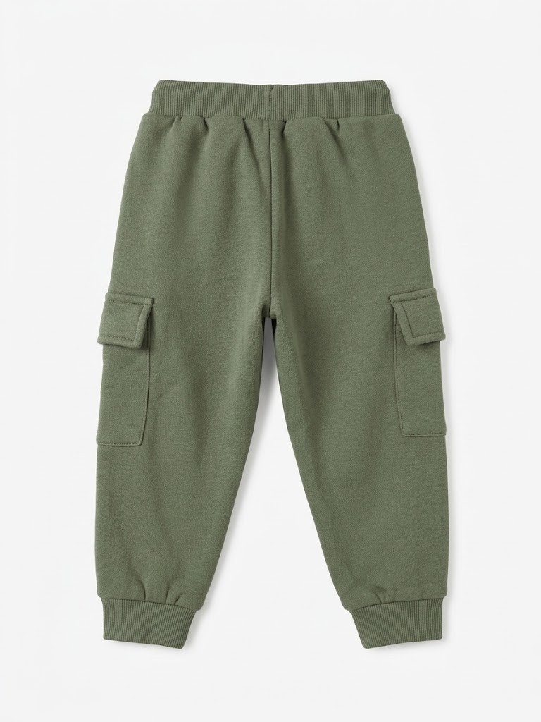 Pantalón chándal bebé niño verde militar verde oscuro cintura elástica puños acanalados bolsillos cargo solapa bordado ART IS HOME HOME IS HERE cordón decorativo cintura interior afelpado