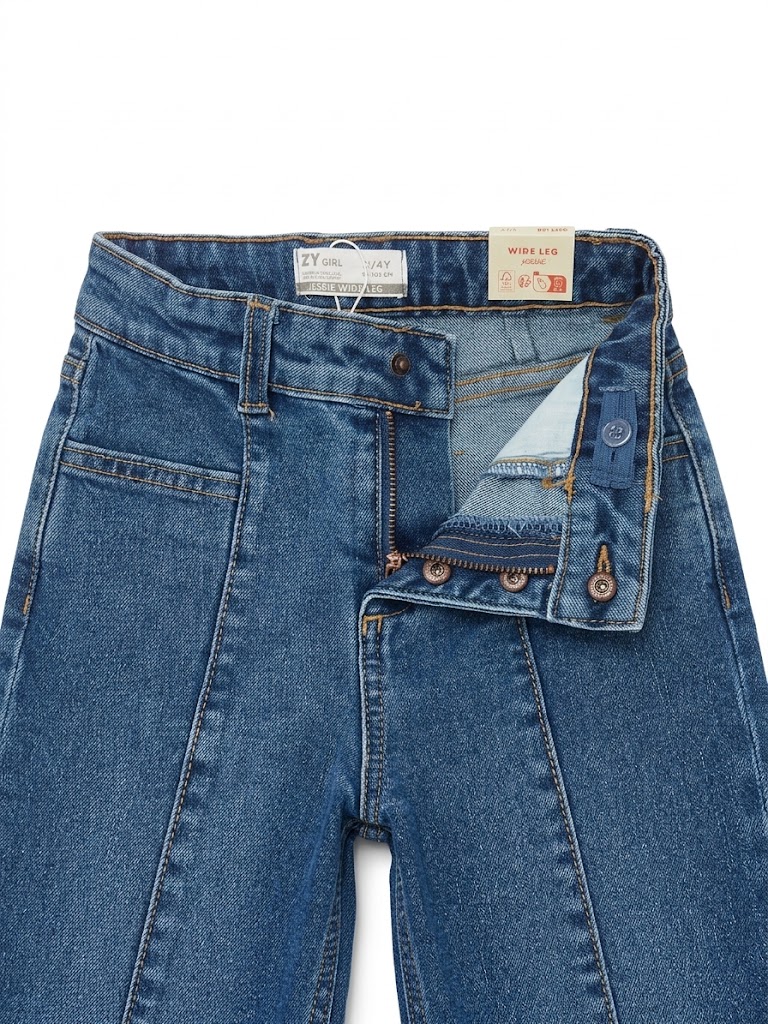 Vaqueros niña zippy Girl campana wide leg denim azul medio costuras verticales cremallera botones metálicos cintura ajustable gomas botones interiores bolsillos parche bajo deshilachado