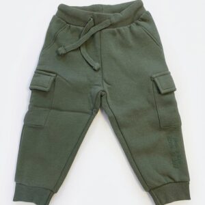 Pantalón chándal bebé niño verde militar verde oscuro cintura elástica puños acanalados bolsillos cargo solapa bordado ART IS HOME HOME IS HERE cordón decorativo cintura interior afelpado