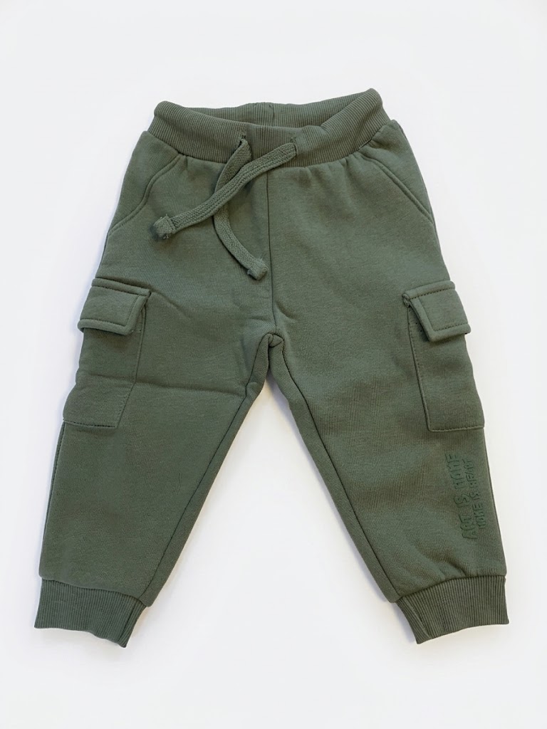 Pantalón chándal bebé niño verde militar verde oscuro cintura elástica puños acanalados bolsillos cargo solapa bordado ART IS HOME HOME IS HERE cordón decorativo cintura interior afelpado