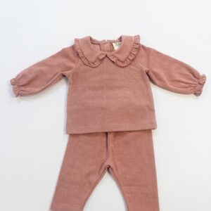 Conjunto bebé niña ZK canalé rosa empolvado rosa viejo blusa manga larga cuello volante festoneado puños elásticos volante botones espalda pantalón cintura elástica corte recto