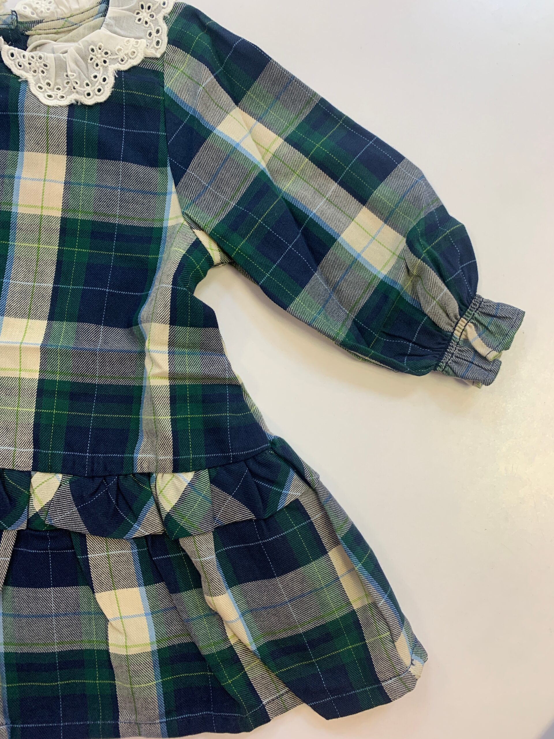 Vestido bebé niña Zippy cuadros escoceses verdes azules blanco roto cuello encaje blanco manga larga botones espalda volante fruncido