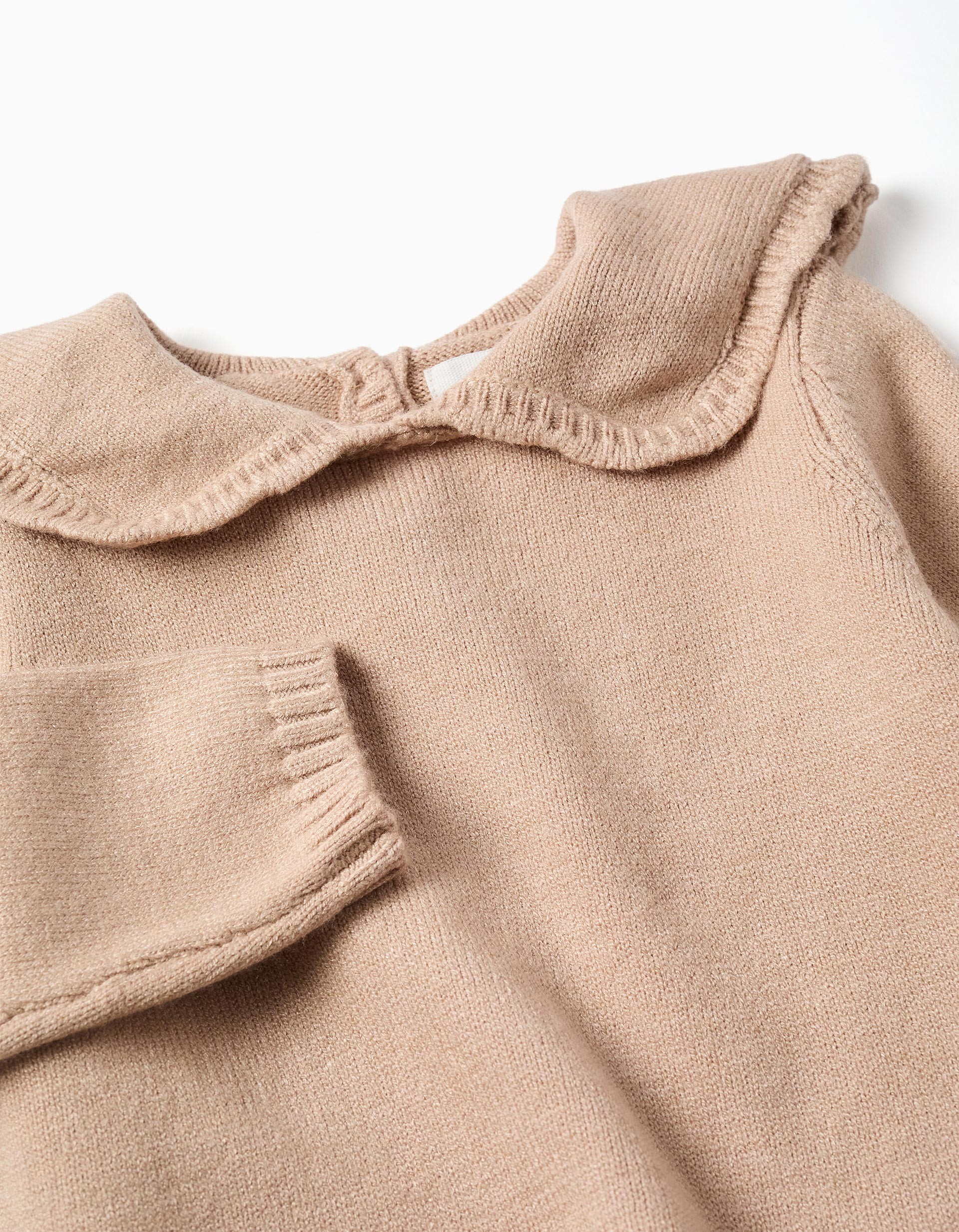 Jersey bebé niña punto beige camel cuello volantes abertura delantera botones blancos nacarados mangas largas puños bajo acanalados