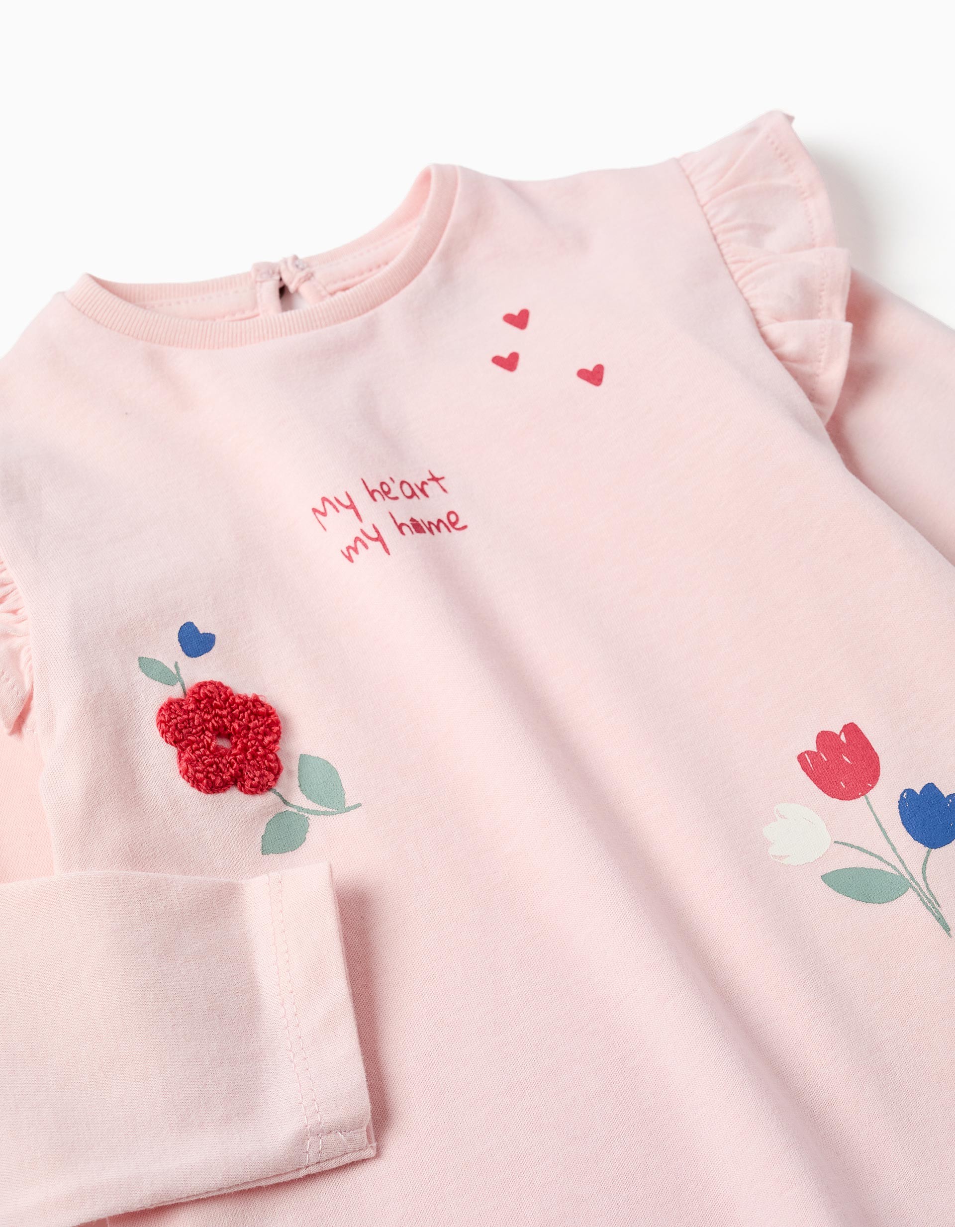 Camiseta bebé niña rosa claro manga larga volantes hombros flores bordadas roja tulipán blanco azul texto My Heart My Home corazones rojos abertura espalda botón