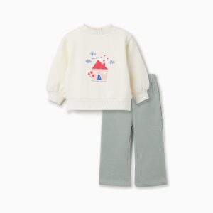 Conjunto bebé niña sudadera blanco roto crema estampado casita rosa tejado rojo puerta azul corazones rojos nubes azules mensaje What is a home A place where you feel safe cuello redondo mangas largas abullonadas puños acanalados bajo acanalado aberturas laterales botones presión espalda pantalón felpa verde menta agua cintura elástica pierna ancha interior afelpado