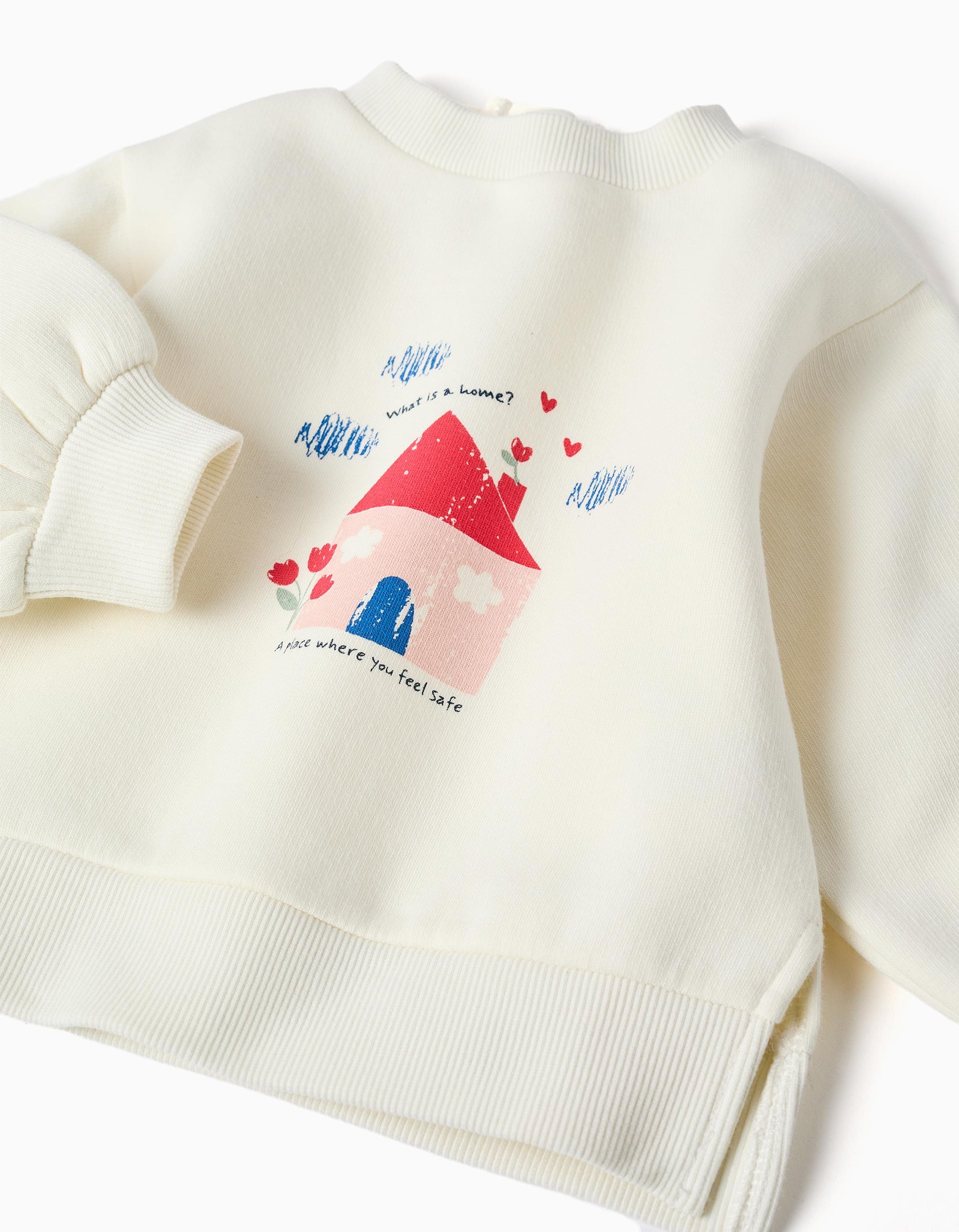 Conjunto bebé niña sudadera blanco roto crema estampado casita rosa tejado rojo puerta azul corazones rojos nubes azules mensaje What is a home A place where you feel safe cuello redondo mangas largas abullonadas puños acanalados bajo acanalado aberturas laterales botones presión espalda pantalón felpa verde menta agua cintura elástica pierna ancha interior afelpado
