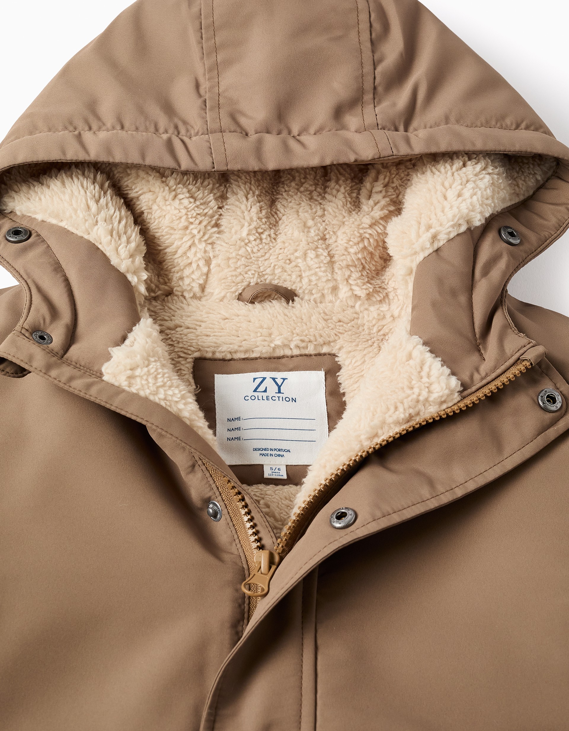 Abrigo niño ZY Collection camel marrón claro acolchado capucha forro borreguito pelo sintético desmontable cremallera botones bolsillos puños acanalados