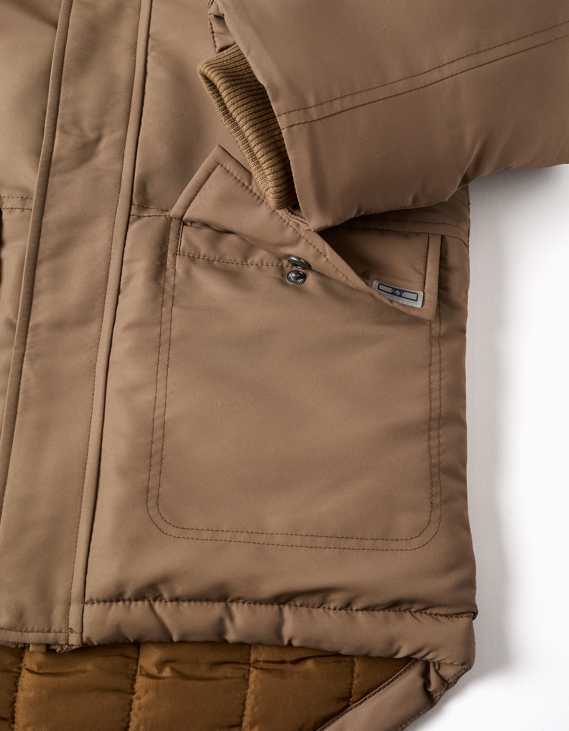 Abrigo niño ZY Collection camel marrón claro acolchado capucha forro borreguito pelo sintético desmontable cremallera botones bolsillos puños acanalados