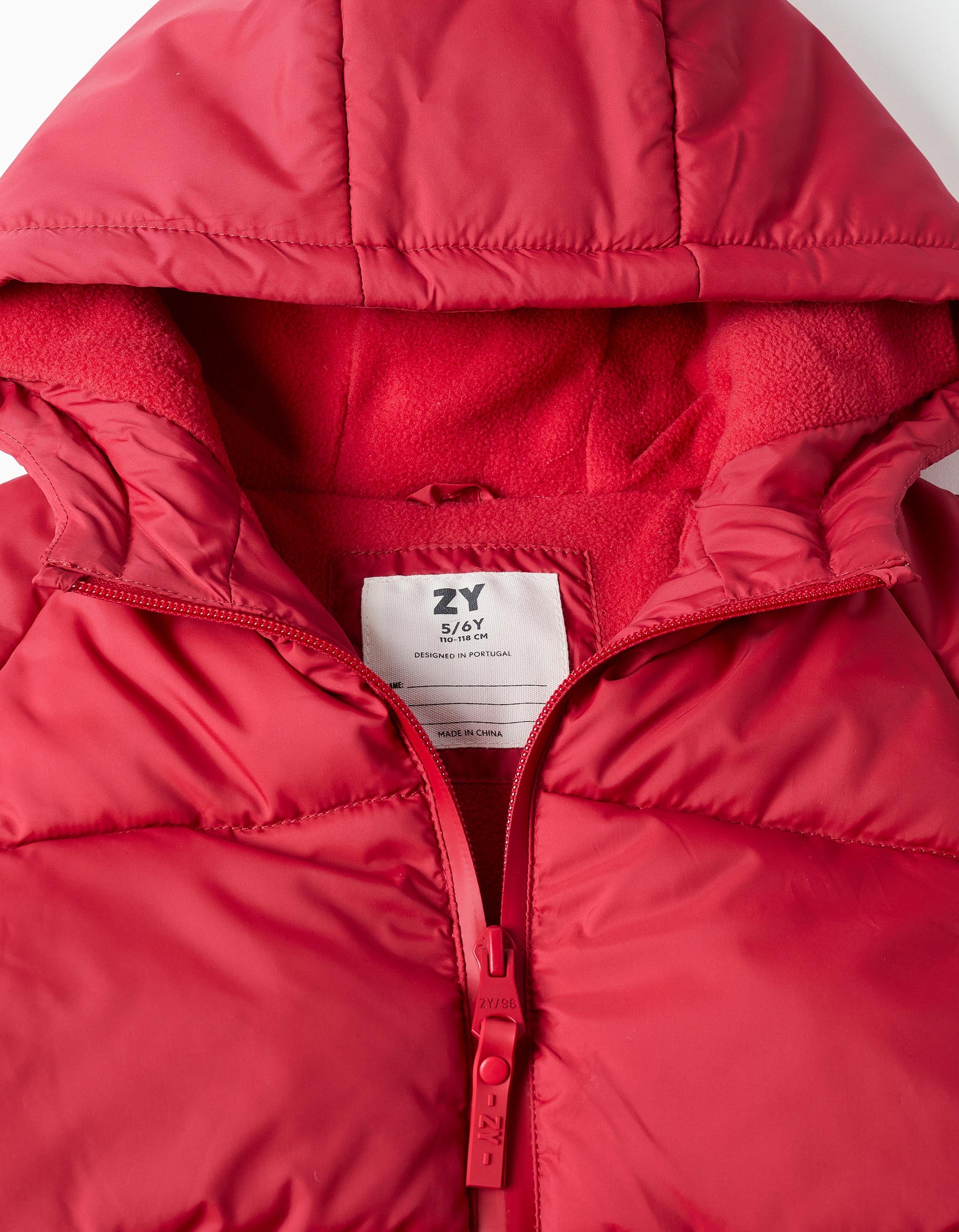 Abrigo bebé niño Zippy rojo intenso chaqueta acolchada capucha fija cierre cremallera forro polar rojo bolsillos laterales mangas largas puños elásticos bajo elástico.