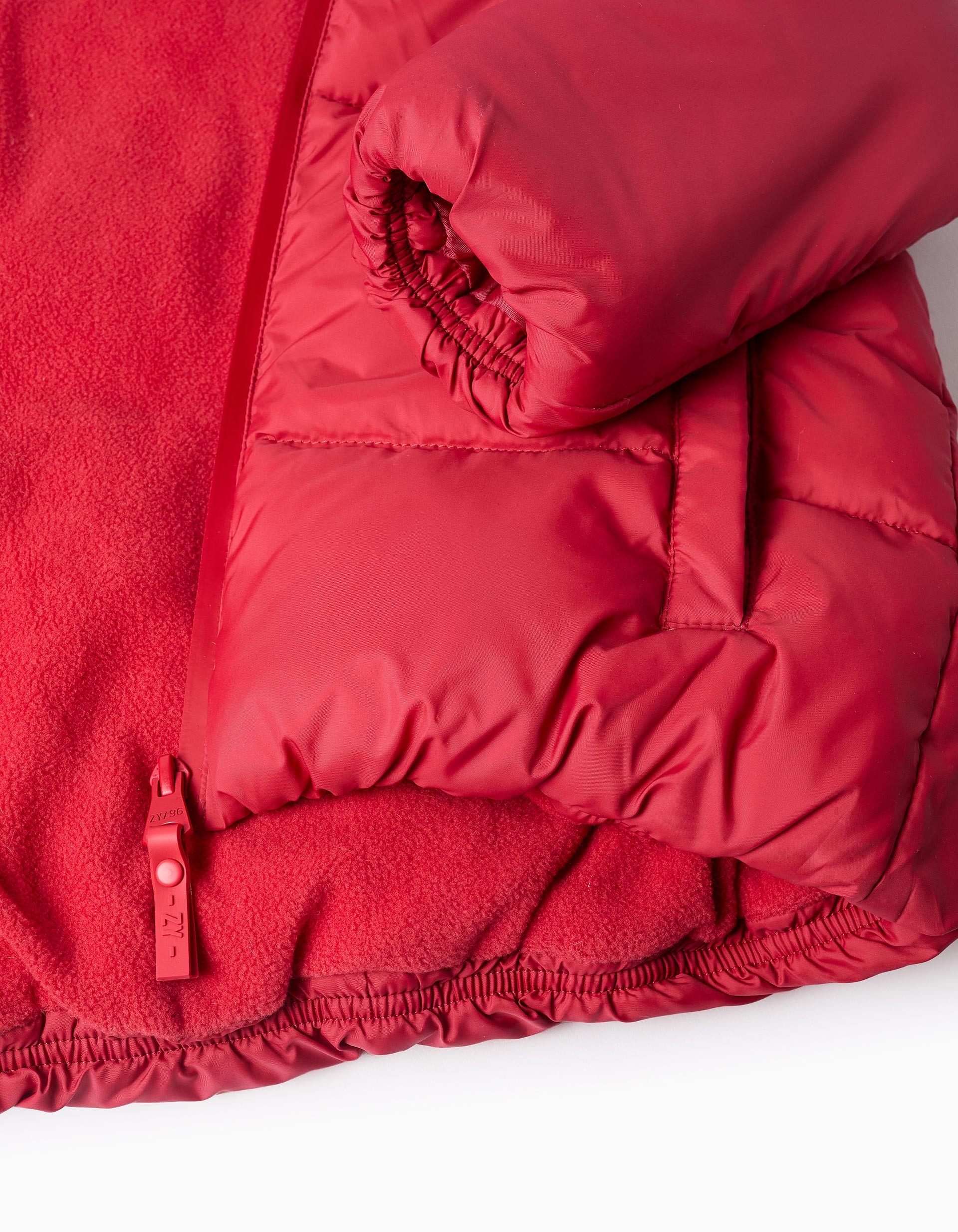 Abrigo bebé niño Zippy rojo intenso chaqueta acolchada capucha fija cierre cremallera forro polar rojo bolsillos laterales mangas largas puños elásticos bajo elástico.