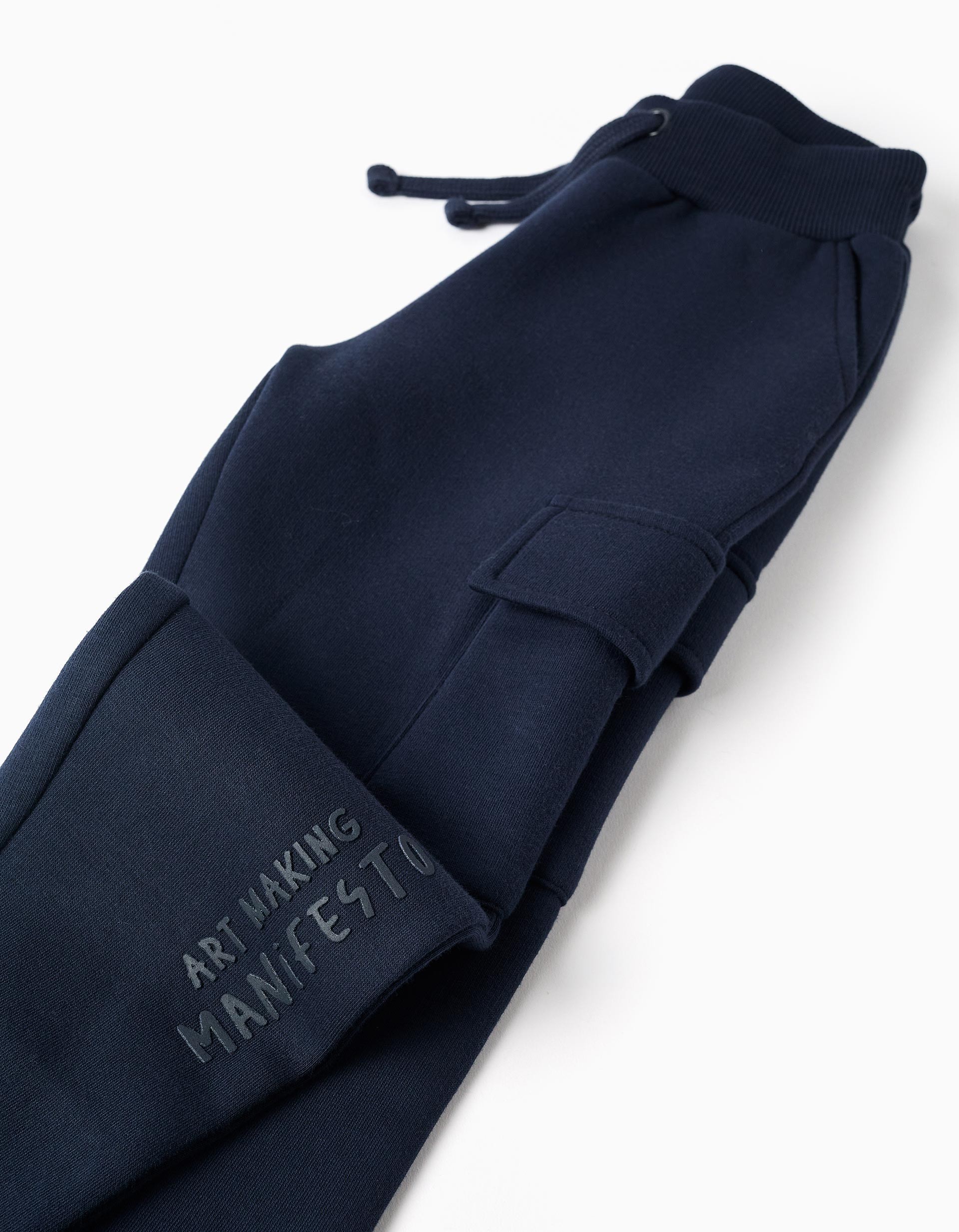 Pantalón chándal niño cargo azul marino oscuro cintura elástica cordón ajustable bolsillos laterales bolsillos parche solapa muslos bajos elásticos puño estampado relieve ART MAKING MANIFESTO