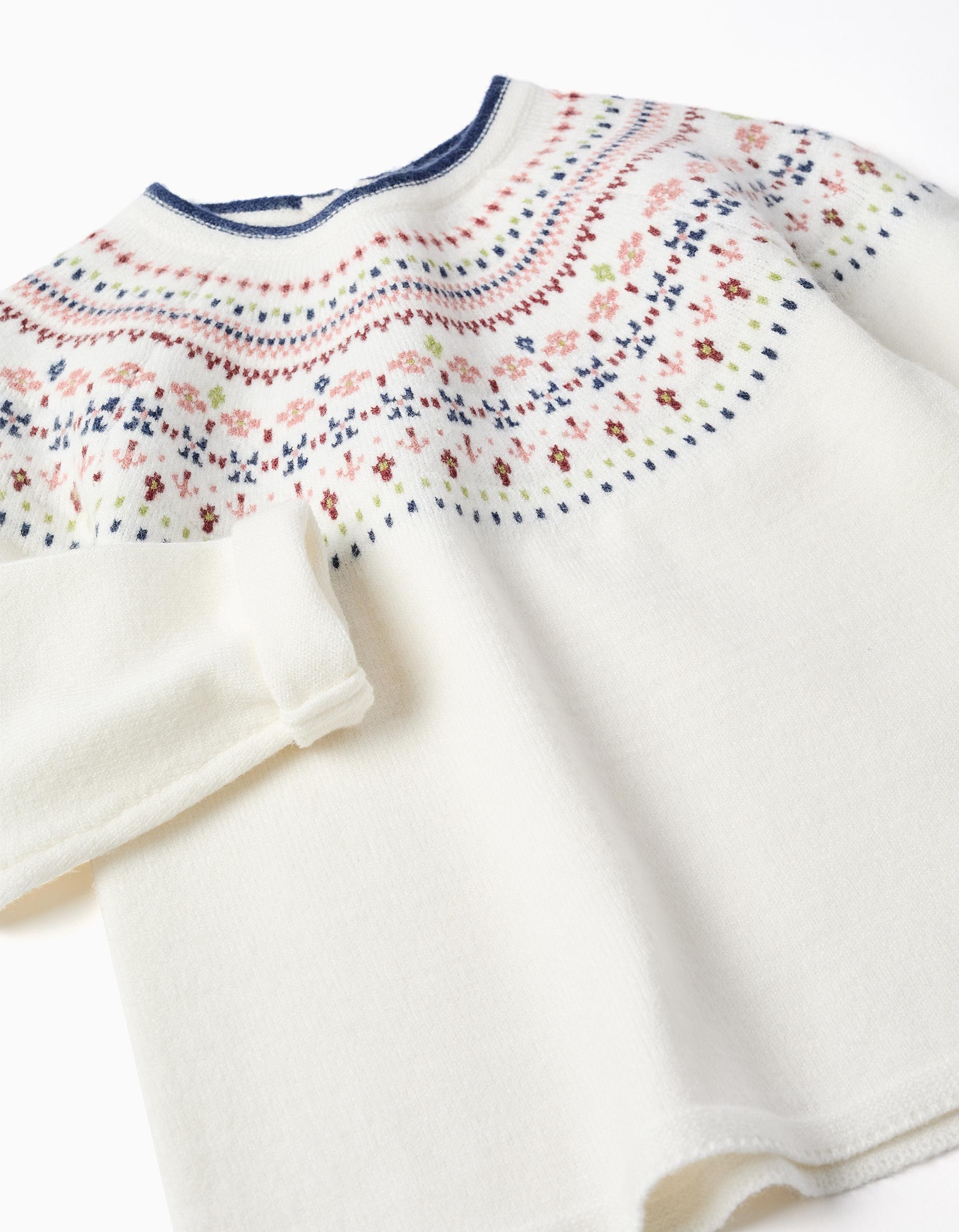 Jersey niña punto blanco roto crudo estampado jacquard grecas motivos florales geométricos rojos rosas verdes azules cuello redondo ribete azul marino abertura espalda botón mangas largas puños bajo acanalados