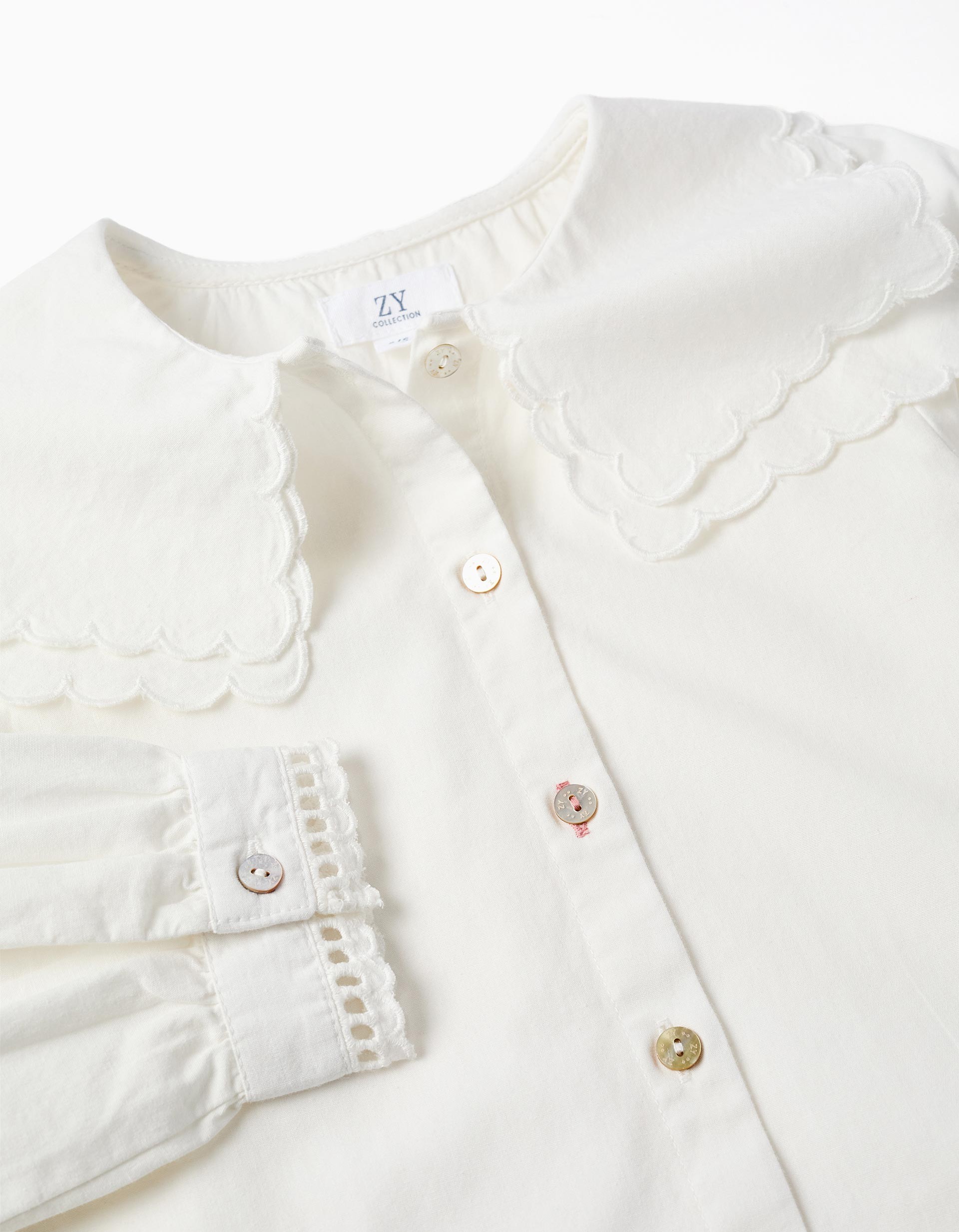 Blusa niña zippy Collection blanco roto crema manga larga cuello babero volantes festoneados botones frontales nácar puños bordado inglés calado
