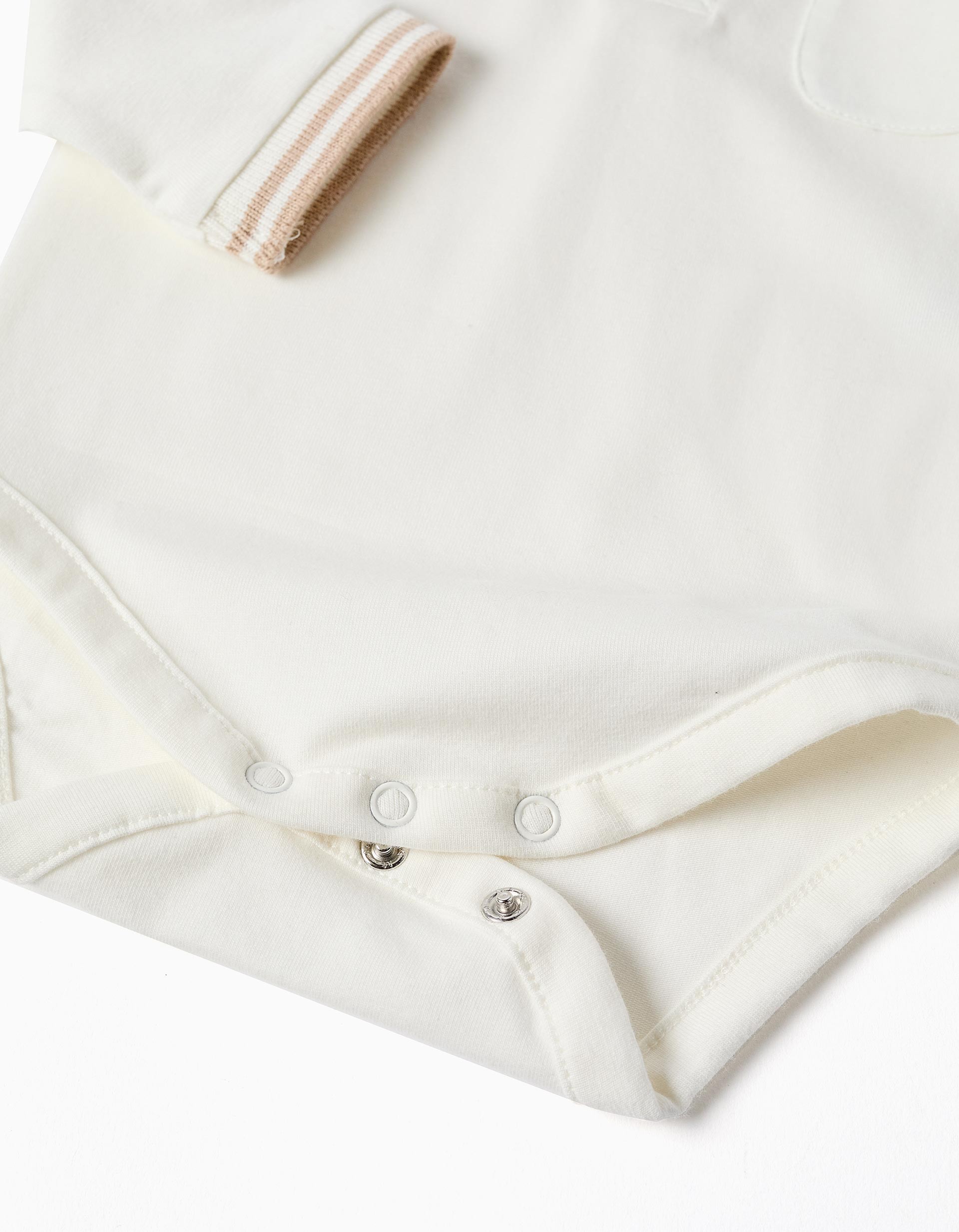 Body bebé Zippy Newborn blanco roto crema manga larga cuello polo rayas beige marrón claro botones delanteros botones presión entrepierna bolsillo parche puños rayas