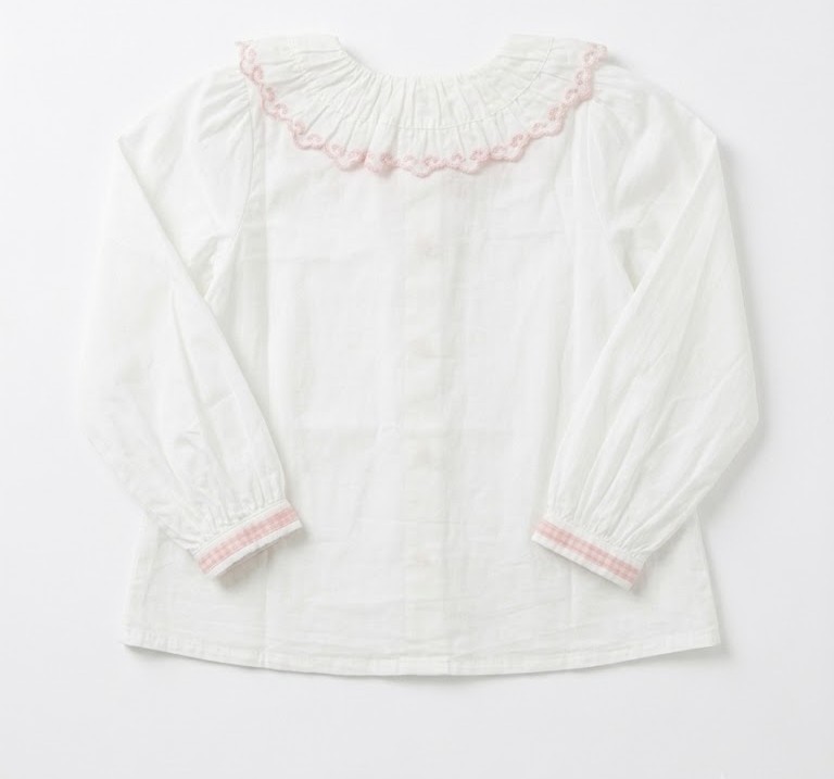 Blusa niña blanco roto cuello volante fruncido bordado rosa manga larga botones frontales