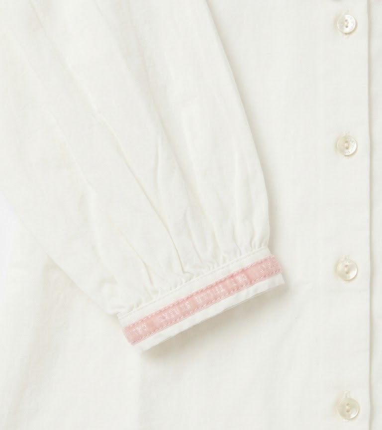Blusa niña blanco roto cuello volante fruncido bordado rosa manga larga botones frontales