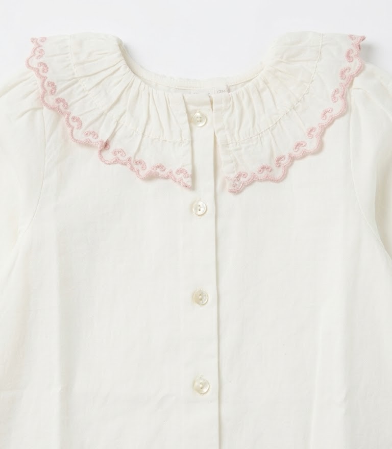 Blusa niña blanco roto cuello volante fruncido bordado rosa manga larga botones frontales