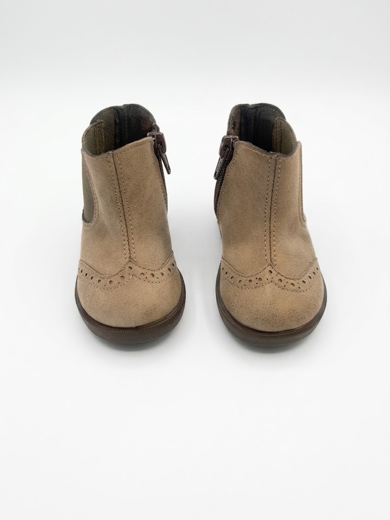 Bota Chuches taupe topo marrón grisáceo serraje microfibra picados brogue cremallera lateral elástico suela fina flexible interior marrón oscuro plantilla logo Chuches suela goma marrón oscuro estrellas antideslizante talla 20 al 34