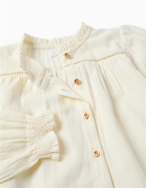 Blusa niña blanco roto cuello alto volantes canesú encaje bordado botones madera puños elásticos volantes